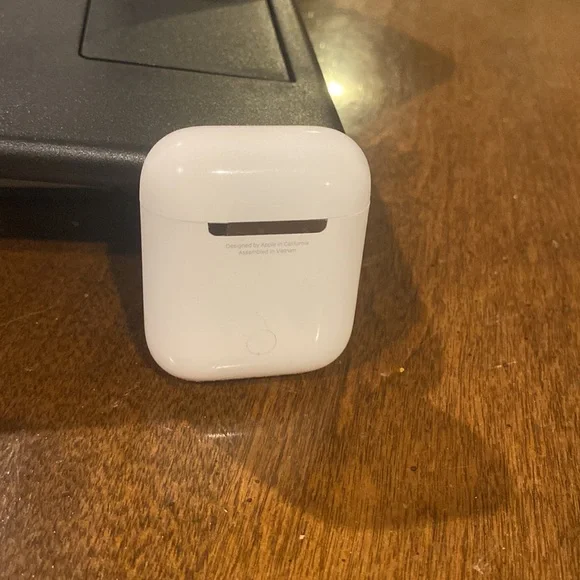 Apple AirPods 2nd Generation - Picture 2 of 5